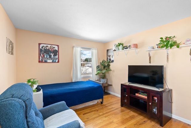 91 Knollwood Cir, Holyoke, MA 01040