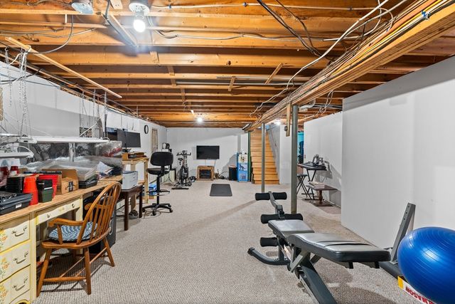 91 Knollwood Cir, Holyoke, MA 01040