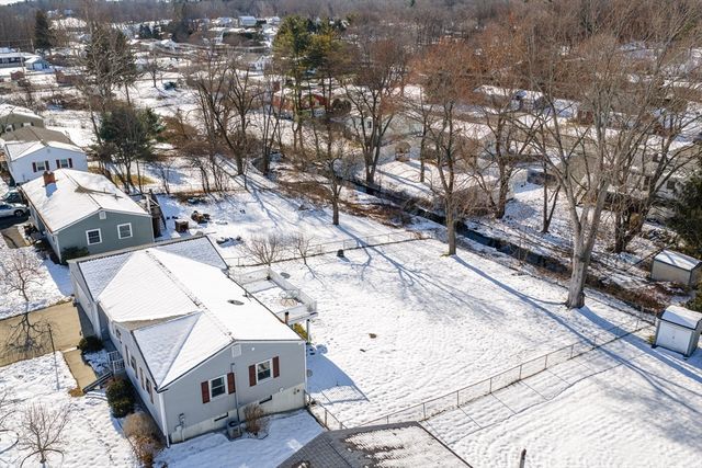 91 Knollwood Cir, Holyoke, MA 01040