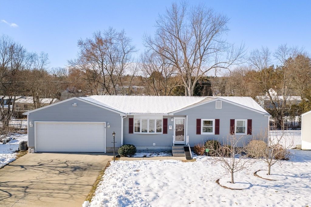 91 Knollwood Cir, Holyoke, MA 01040