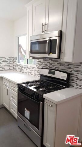 635 N Beachwood Drive, Los Angeles, CA 90004