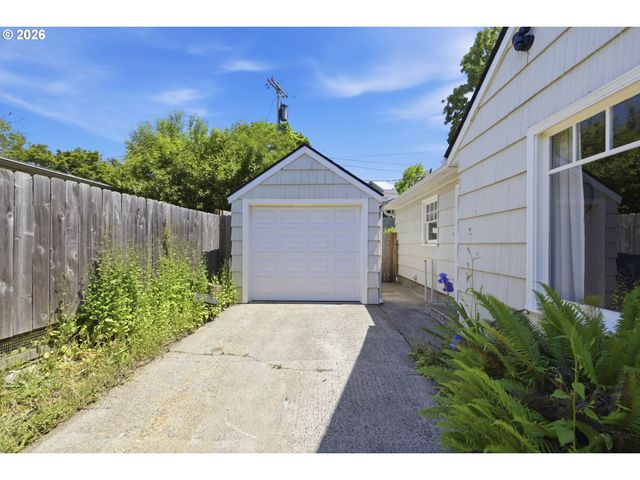 2431 NIXON St, Eugene, OR 97403