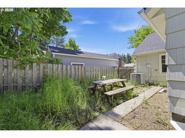 2431 NIXON St, Eugene, OR 97403