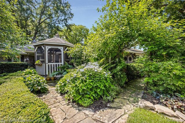 32765 Eastlady Drive, Beverly Hills, MI 48025