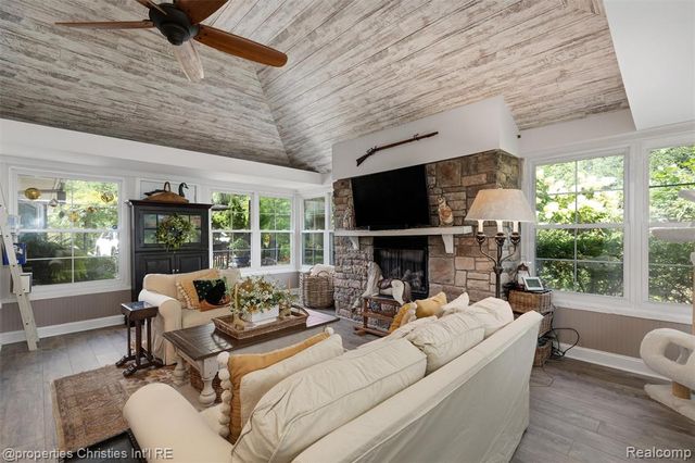 32765 Eastlady Drive, Beverly Hills, MI 48025