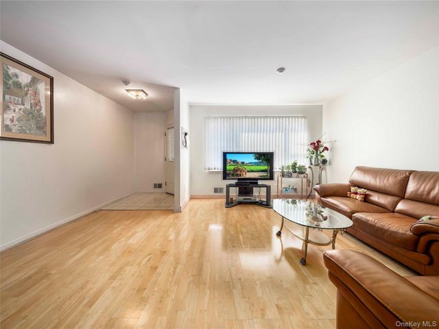8 Yorkshire Court, Nanuet, NY 10954