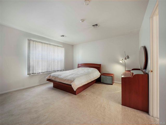 8 Yorkshire Court, Nanuet, NY 10954