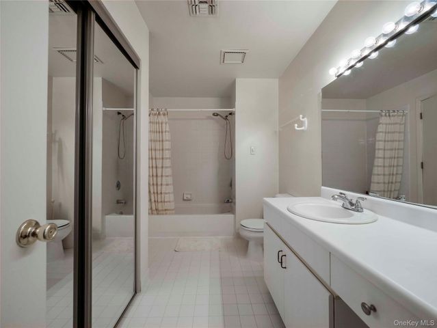 8 Yorkshire Court, Nanuet, NY 10954