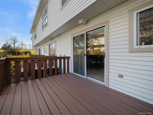 8 Yorkshire Court, Nanuet, NY 10954
