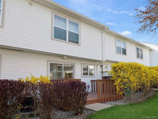 8 Yorkshire Court, Nanuet, NY 10954
