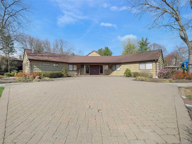 8 Yorkshire Court, Nanuet, NY 10954