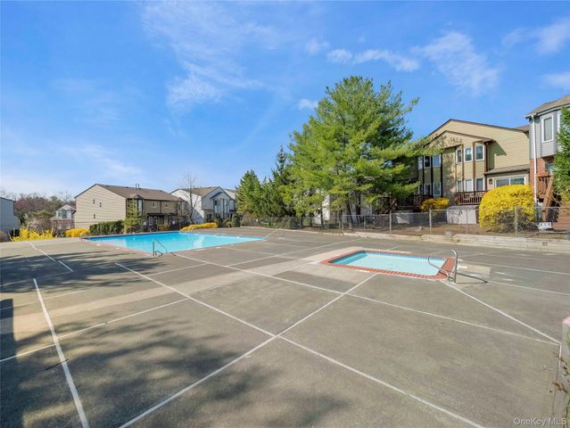 8 Yorkshire Court, Nanuet, NY 10954