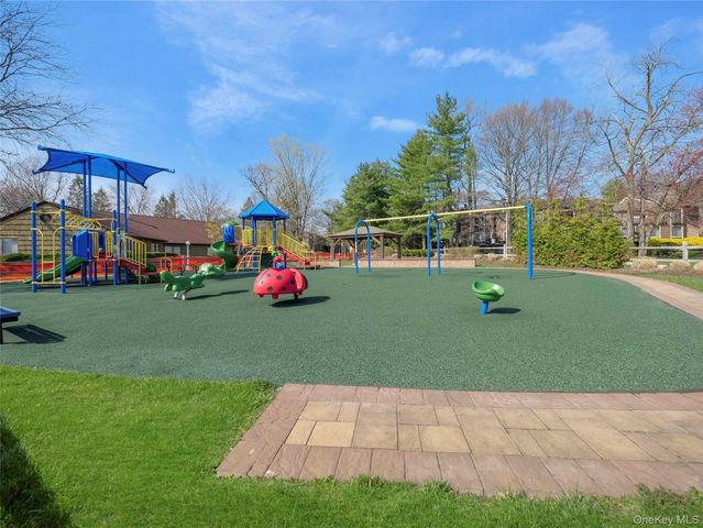 8 Yorkshire Court, Nanuet, NY 10954