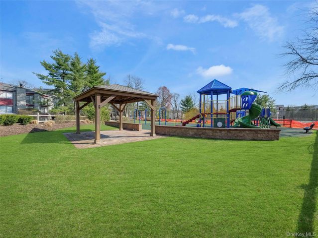 8 Yorkshire Court, Nanuet, NY 10954