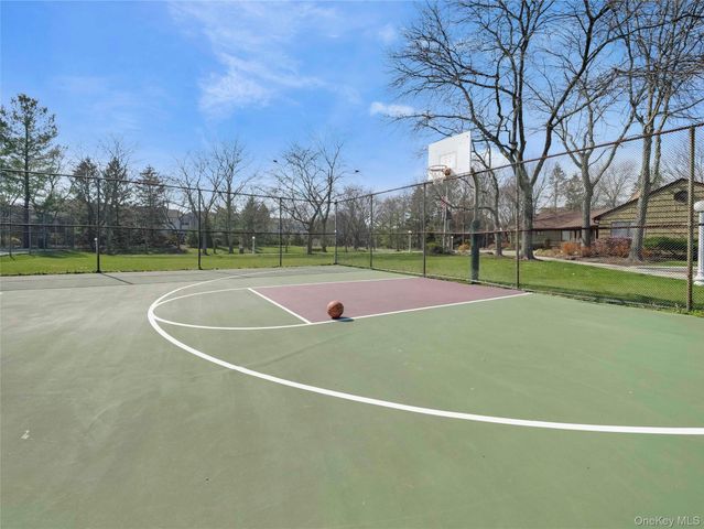 8 Yorkshire Court, Nanuet, NY 10954