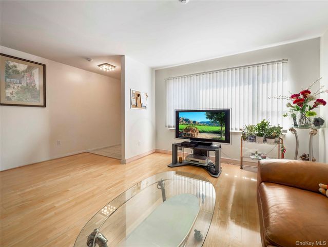 8 Yorkshire Court, Nanuet, NY 10954