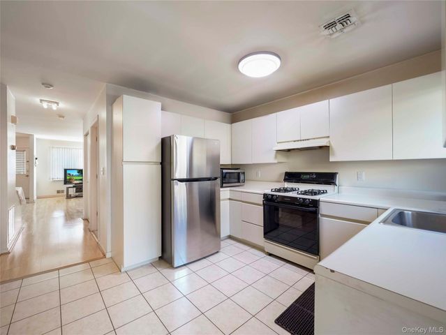 8 Yorkshire Court, Nanuet, NY 10954