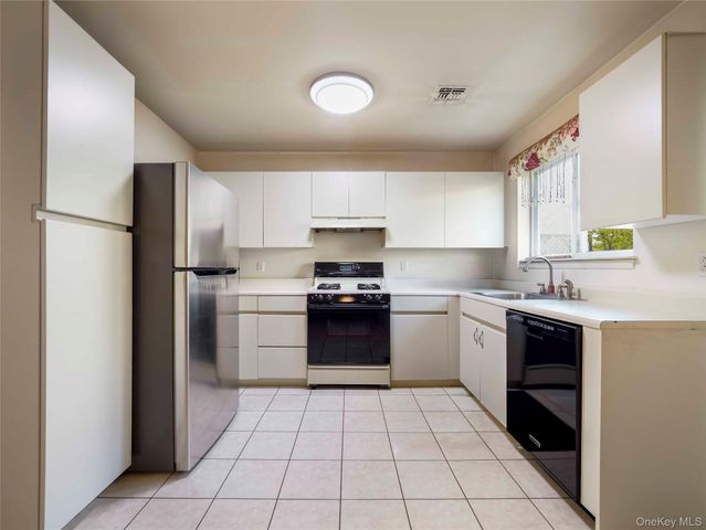 8 Yorkshire Court, Nanuet, NY 10954