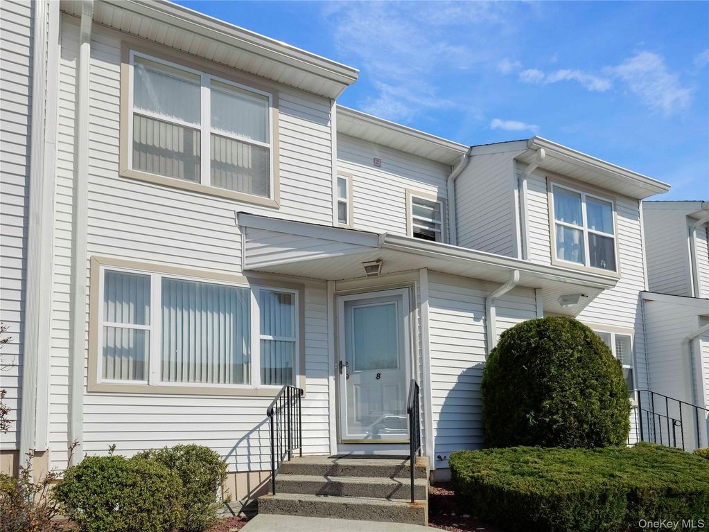 8 Yorkshire Court, Nanuet, NY 10954