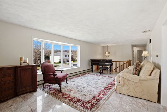 6 Gavin Cir, Stoneham, MA 02180