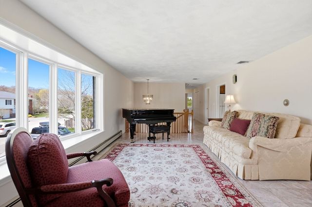 6 Gavin Cir, Stoneham, MA 02180
