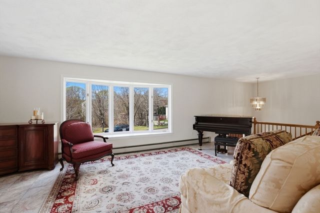 6 Gavin Cir, Stoneham, MA 02180