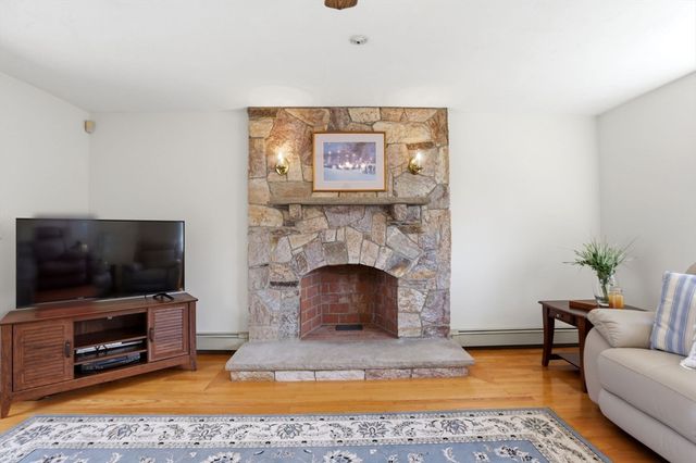 6 Gavin Cir, Stoneham, MA 02180