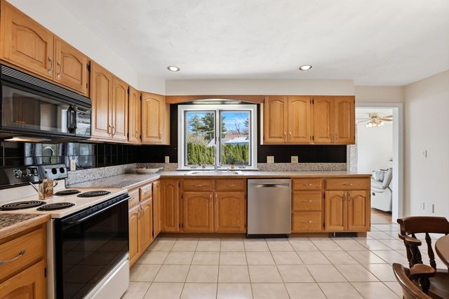 6 Gavin Cir, Stoneham, MA 02180