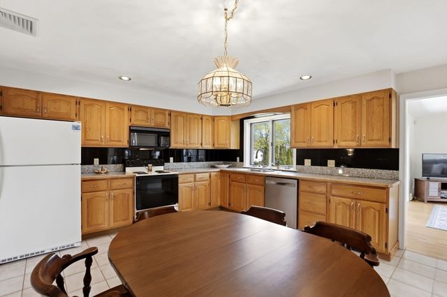 6 Gavin Cir, Stoneham, MA 02180