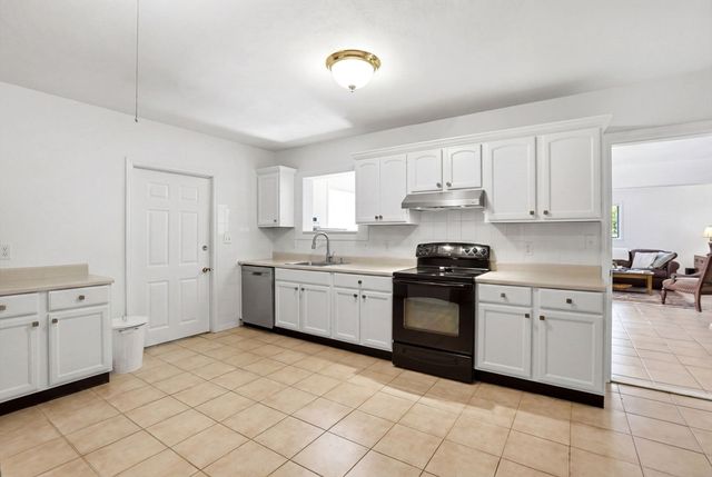 6 Gavin Cir, Stoneham, MA 02180
