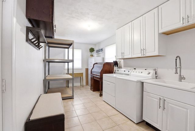6 Gavin Cir, Stoneham, MA 02180