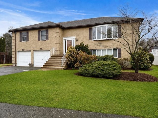 6 Gavin Cir, Stoneham, MA 02180