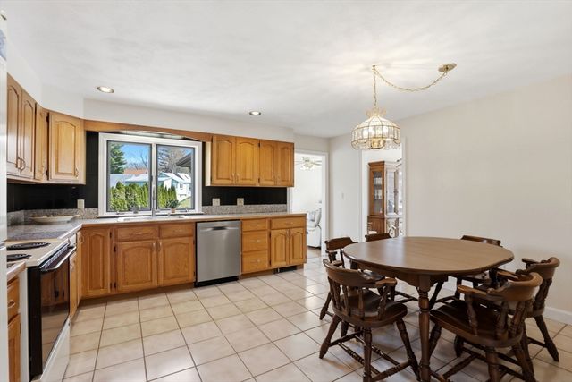 6 Gavin Cir, Stoneham, MA 02180