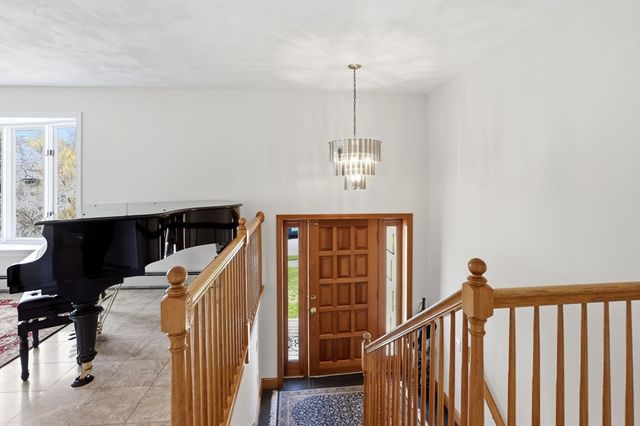 6 Gavin Cir, Stoneham, MA 02180