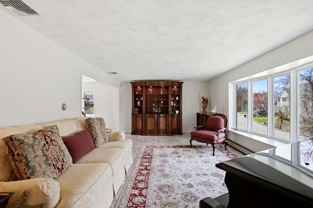 6 Gavin Cir, Stoneham, MA 02180