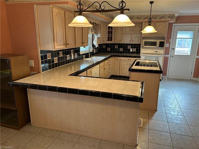 5218 Bear Creek Road, Winston-salem, NC 27106