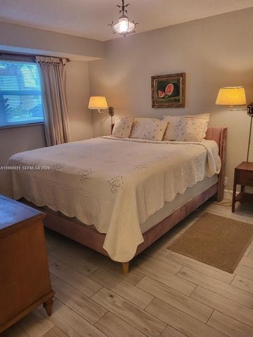 136 Lake Dora Drive 136, West Palm Beach, FL 33411