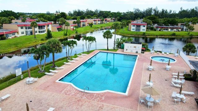 136 Lake Dora Drive 136, West Palm Beach, FL 33411