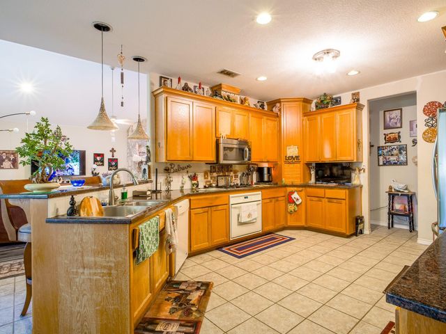 120 Meadowlakes DR, Meadowlakes, TX 78654