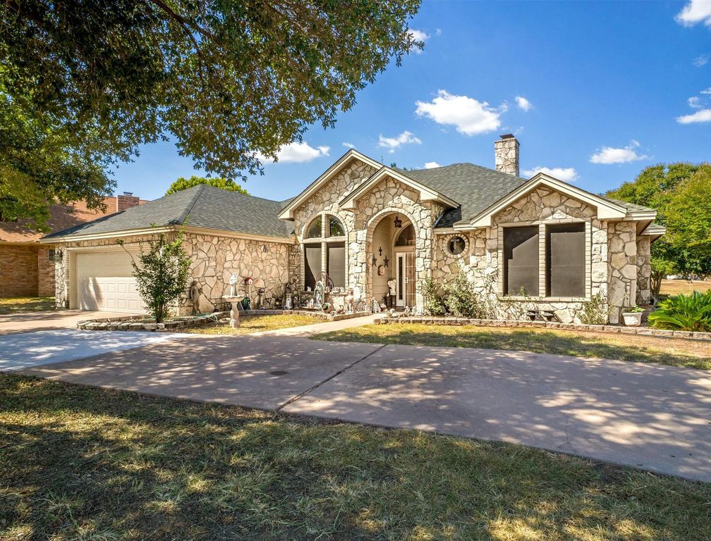 120 Meadowlakes DR, Meadowlakes, TX 78654