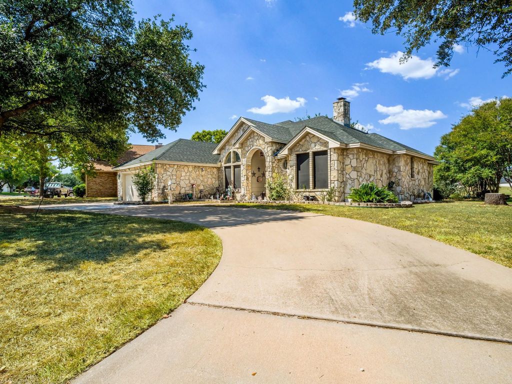 120 Meadowlakes DR, Meadowlakes, TX 78654