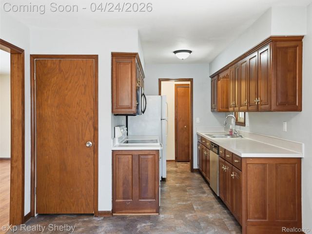 49301 Schoenherr Road, Shelby Charter Township, MI 48315