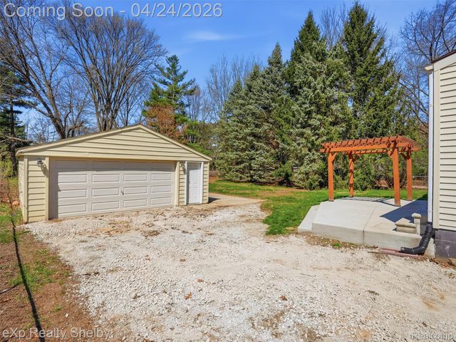 49301 Schoenherr Road, Shelby Charter Township, MI 48315
