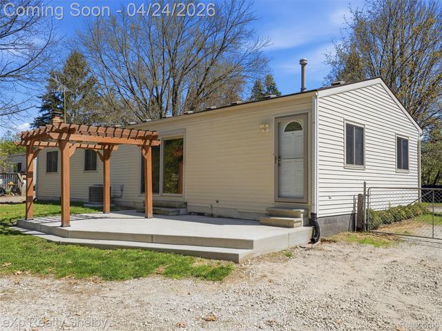 49301 Schoenherr Road, Shelby Charter Township, MI 48315
