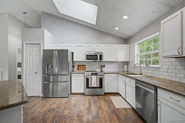 6400 Lake Meadow Drive, Waterford, MI 48327