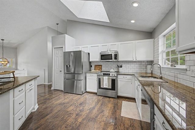6400 Lake Meadow Drive, Waterford, MI 48327