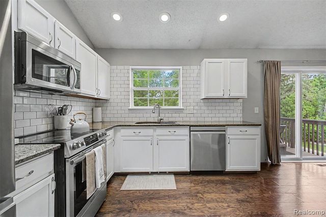 6400 Lake Meadow Drive, Waterford, MI 48327
