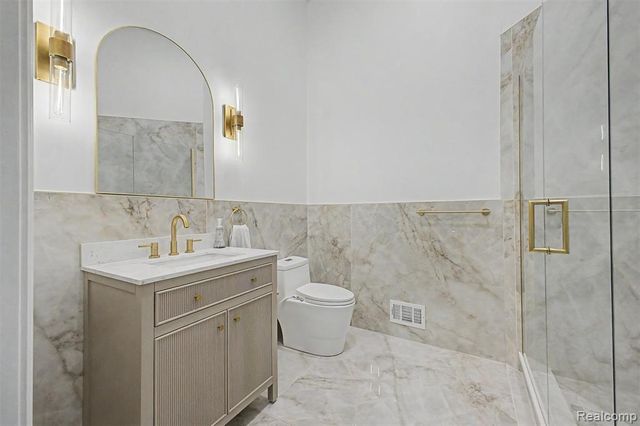 6400 Lake Meadow Drive, Waterford, MI 48327