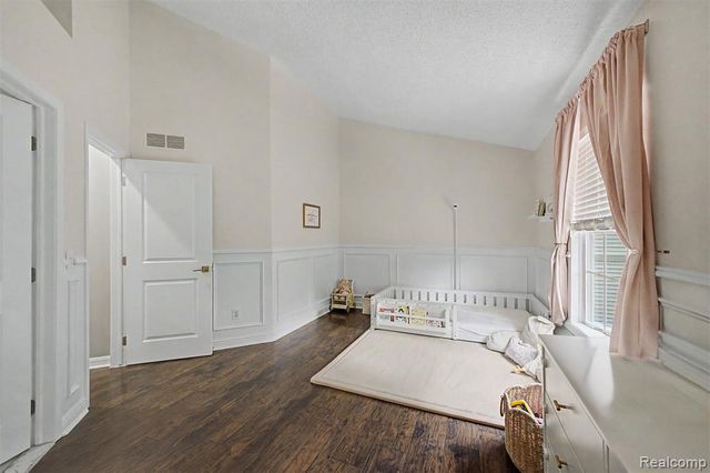 6400 Lake Meadow Drive, Waterford, MI 48327