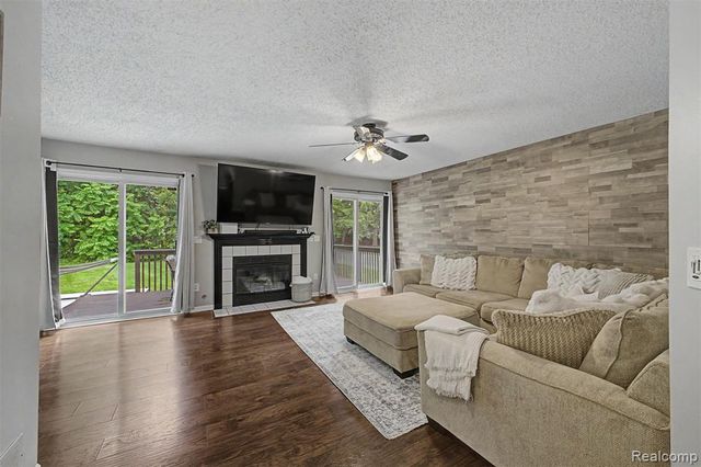 6400 Lake Meadow Drive, Waterford, MI 48327